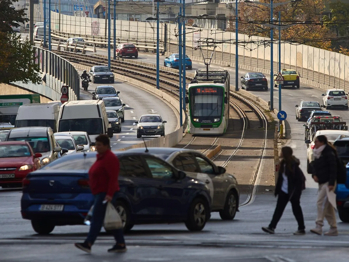 Mașini pe stradă în București - Foto: Profimedia Images (rol ilustrativ)
