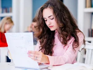 Doi elevi prinși cu echipamente video de 3.000 € la BAC. O fată și-a scris fițuici pe picioare - Foto: Freepik (rol ilustrativ)