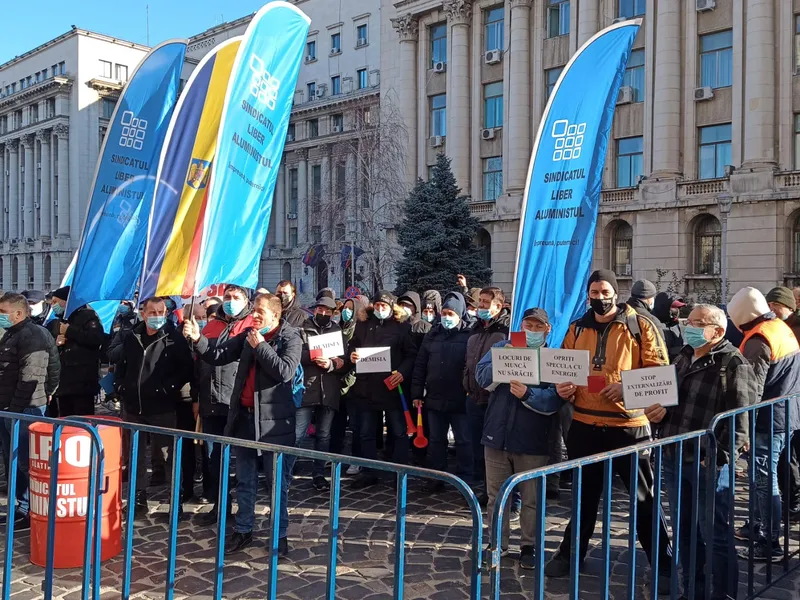 Sindicaliștii de la ALRO proteștează în fața Guvernului/FOTO: Gazetaoltului.ro