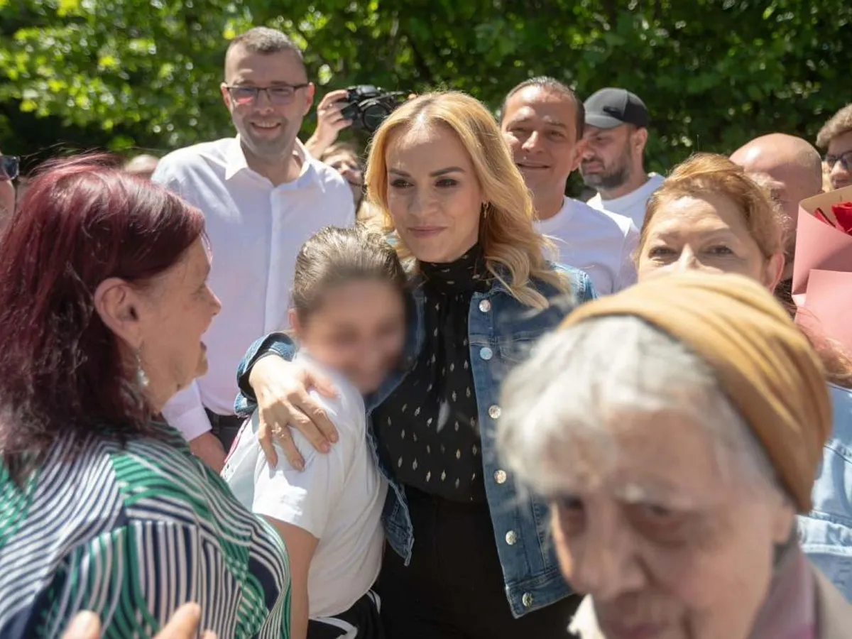 Gabriela Firea este susţinută în campania electorală de primarul Romei - Foto: Facebook/Gabriela Firea