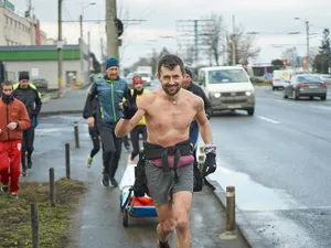 Vlad Pop merge pe jos de la Cluj la Constanța ca să strângă donații pentru copii. Foto Sorin Florea