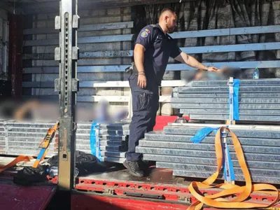 Doi migranți din Maroc, intrați ilegal în România, găsiți în semiremorca unui TIR din Turcia. Erau leșinați - Foto: Poliția Frontieră