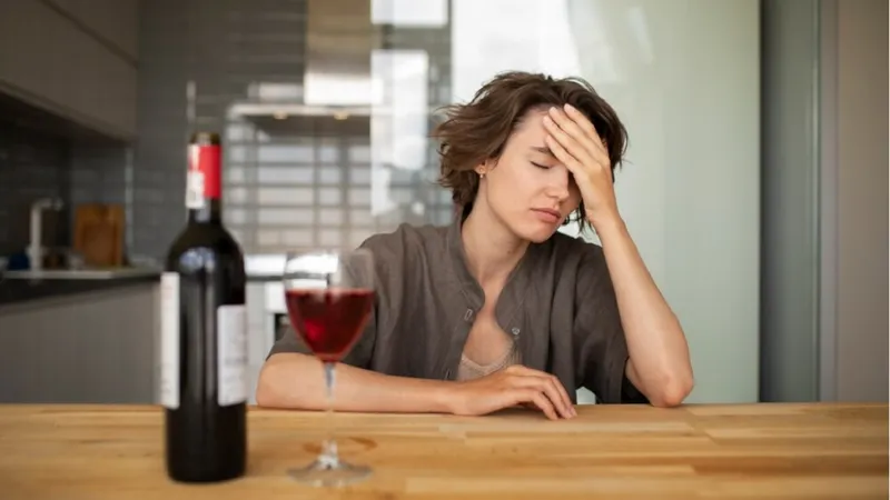 După consumul de alcool este posibil să apară durerea de cap Foto: Freepik.com - rol ilustrativ
