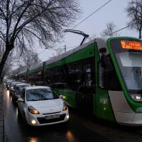 Când și cum poate fi depășit tramvaiul oprit în stație. Nu mulți șoferi știu și riscă permisul - Foto: INQUAM PHOTOS / Saul Pop (Imagine cu rol ilustrativ)