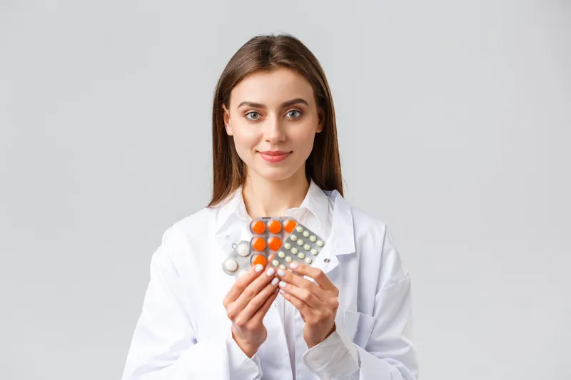 Doctor prescrie medicamente - Foto: Freepik