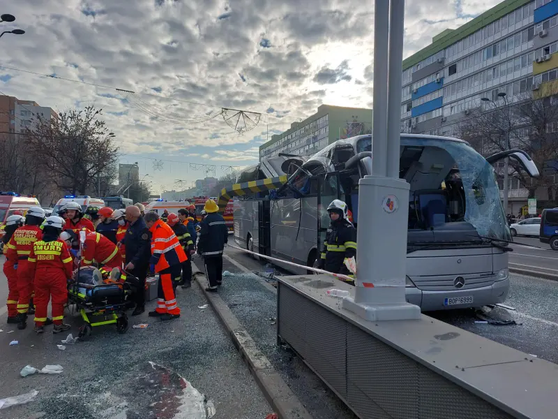 Un autocar, „decapotat” de limitatorul de înălțime al Pasajului Unirii. / Foto: Facebook