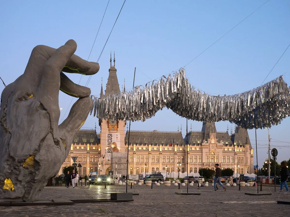 „Fragile Thoughts”: doi artiști transformă sculptura într-o experiență multimedia la Romanian Creative Week