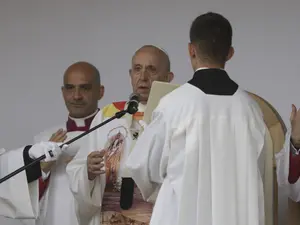 Papa Francisc, în timpul slujbei de la Șumuleu. Octav Ganea - Inquam Photos