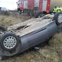 Beat, fără permis și cu iubita alături, un bărbat a fugit cu BMW-ul de poliție. A ajuns în șanț - Foto: presasm.ro