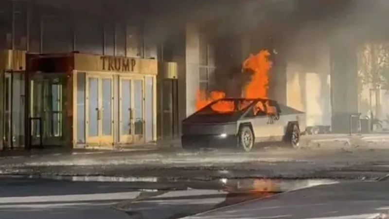 O Tesla Cybertruck a explodat în fața hotelului lui Trump din Las Vegas. Un mort și 7 răniți - Foto: X