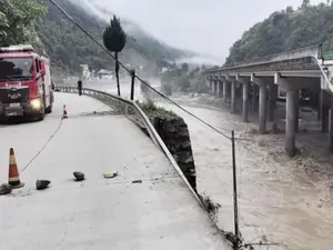 Ploi torețiale ucigașe, în China. Peste 20 de morți, un pod de autostradă luat de ape - Foto: captură video