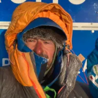 Românul care a alergat 620 km, la peste -50°C, la maratonul Arctic, pentru a ajuta copiii cu cancer - Foto: Facebook/ Vlad Pop