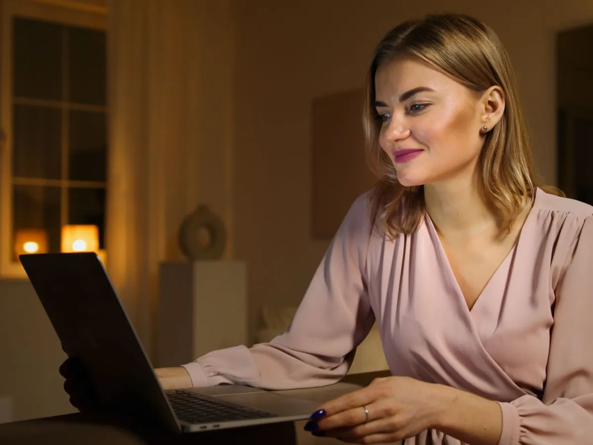 Femeie frumoasă în faţa laptopului - Foto: Pexels/Artem Podrez