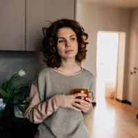 Cum să nu te izolezi social atunci când treci printr-o perioadă stresantă? Rămâi conectat cu oamenii - Foto: Freepik (Imagine cu rol ilustrativ)