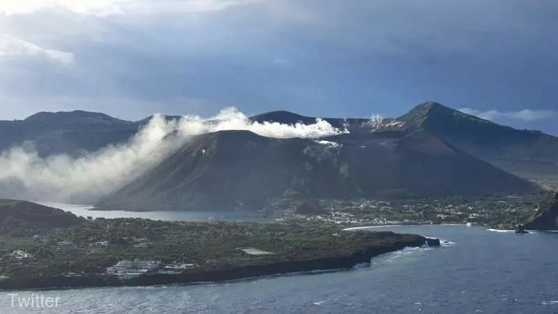 Locuitorii insulei italiene Vulcano, evacuaţi pe timpul nopţii din cauza gazelor vulcanice. / Foto: The Times / Twitter