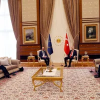 Von der Leyen a stat până la urmă pe o canapea Foto: Mustafa Kaya/Xinhua