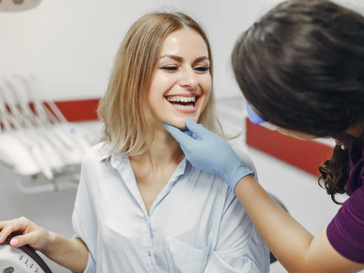 Dentistul verifică dantura unei paciente- Foto: magnific (rol ilustrativ)
