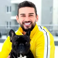 Cheluțu, câinele lui Dorian Popa, câștigă lunar între 12.000 și 15.000 de euro, participând la diverse acțiuni de marketing. / Foto: Instagram, Dorian Popa