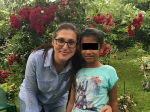 Sorina și mama ei adoptivă, după ziua de vineri, când fetița a fost luată din curtea ex-asistentei maternale