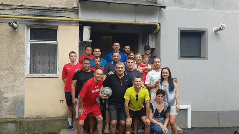 Prietenii de la un bloc din Târgu Jiu s-au reîntâlnit după zeci de ani. Au jucat miuța ca pe vremuri Foto: adevarul.ro/ Alin Ion