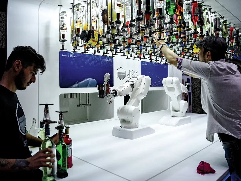 OMUL ÎMPOTRIVA MAȘINII Barmani umani au concurat împotriva robotului automat „Toni“ al Makr Shakr pentru a prepara cele mai bune cocktailuri la expoziția „AI: More than Human“ din 2019