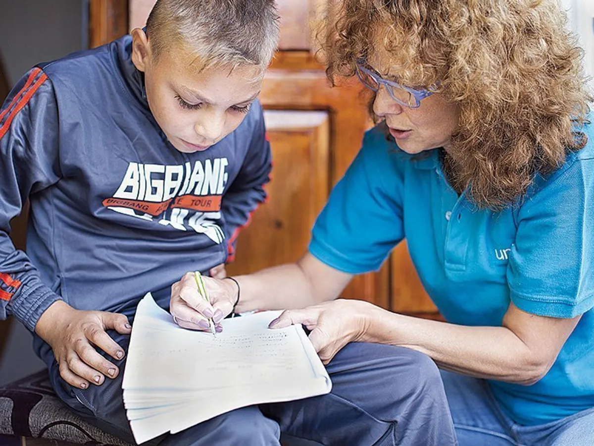 PROTECȚIA COPILULUI Voichița Tomuș (UNICEF) și Daniela Gheorghe (FONPC) arată că este obligația  asistenților maternali să-i ajute pe copii să se reintegreze în familia naturală sau în familia adoptivă