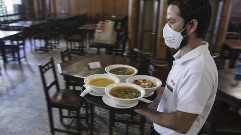 București, din nou în scenariu roșu COVID: Activitatea restaurantelor şi cafenelelor, redusă la 30%. / Foto: digi24.ro