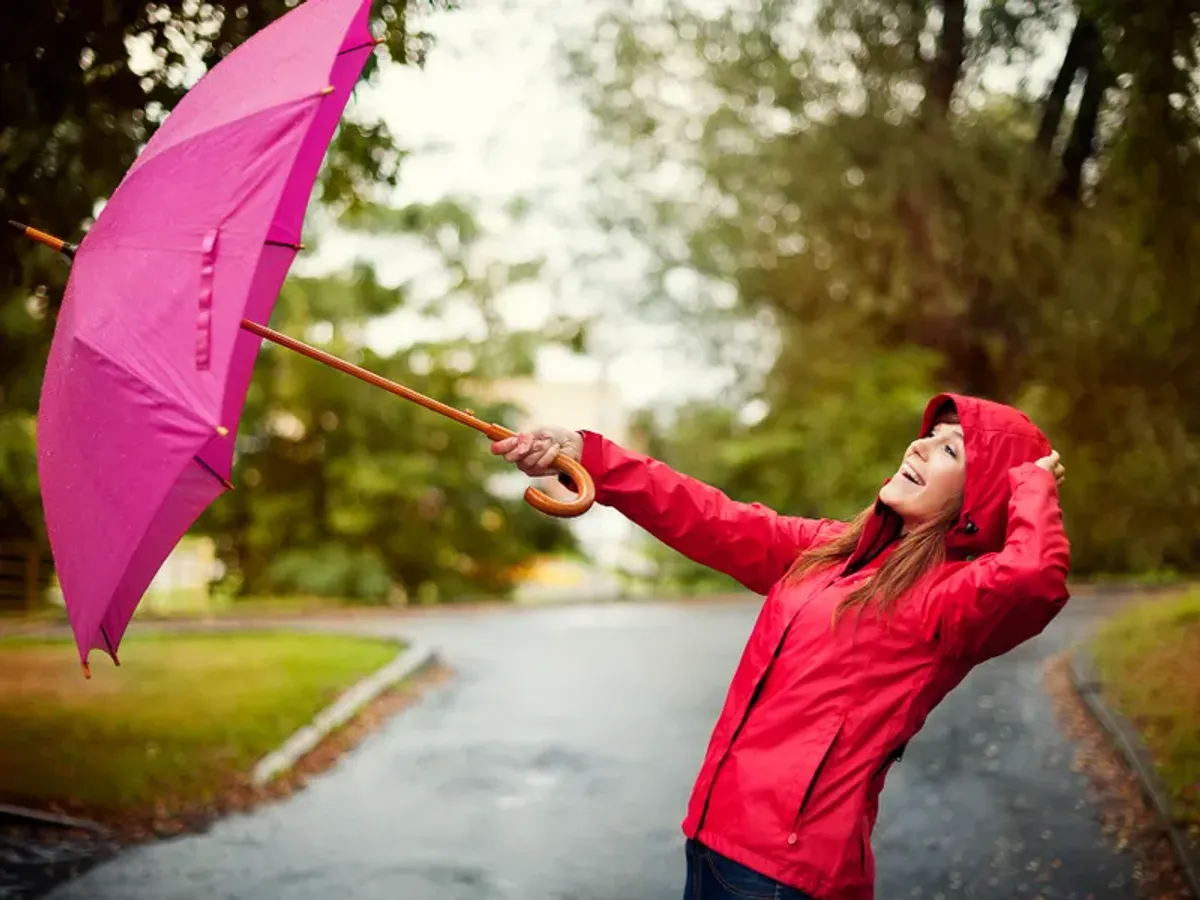 Meteo. Alertă de vânt puternic până la ora 18.00. De când se încălzește vremea?