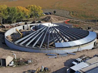 Construit între 2008 și 2012, complexul Survival Condo, amenajat într-un siloz de rachete, se află sub o cupolă monolitică proiectată să reziste vânturilor extreme, inclusiv celor care depășesc intensitatea unei tornade EF5 Foto: DEFCON Underground