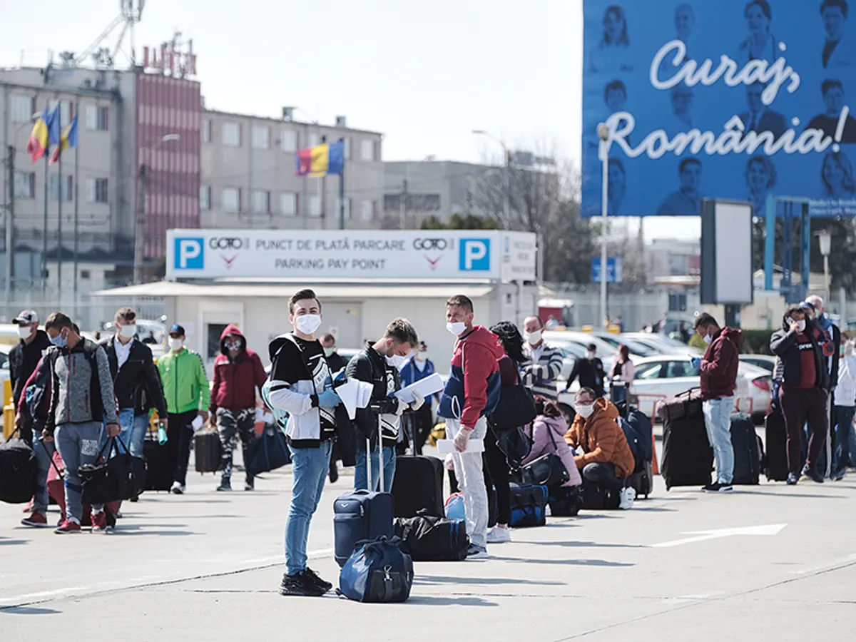 În 10 aprilie, procurorii din Cluj au deschis dosar penal pentru zădărnicirea combaterii bolilor, în cazul celor 1.000 de muncitori sezonieri adunați în Aeroportul „Avram Iancu“ din Cluj, care plecau la muncă în Germania - Foto: INQUAM PHOTOS/ Raul Ștef