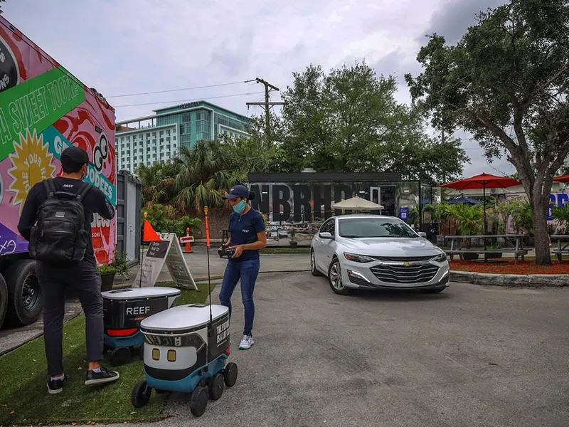 Uber Eats va începe livrările de alimente cu automobile roboți autonomi - Foto: Profimedia Images