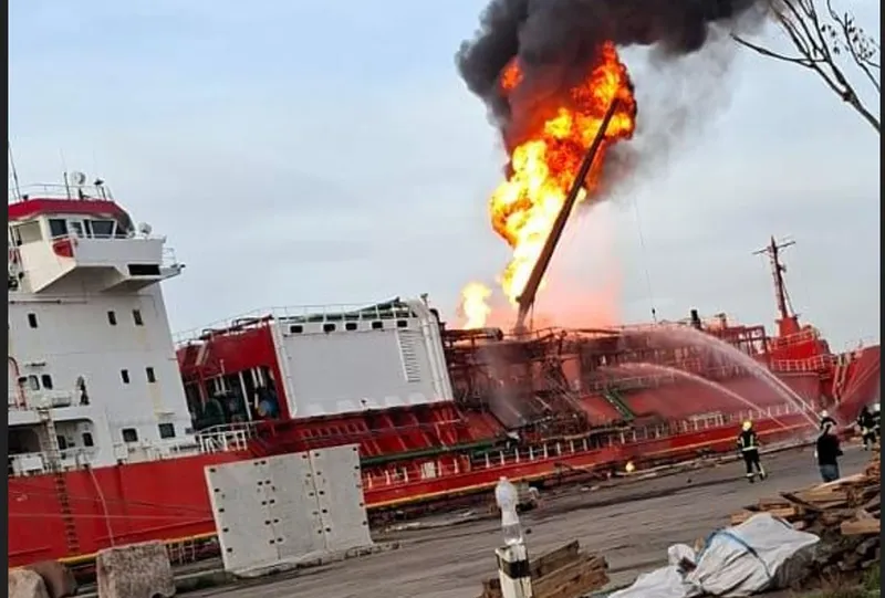 Rusia a blocat coridorul gr&acirc;nlor &icirc;n Marea Neagră cu atacul asupra unui petrolier l&acirc;ngă Rom&acirc;nia - Foto: Kyiv Independent