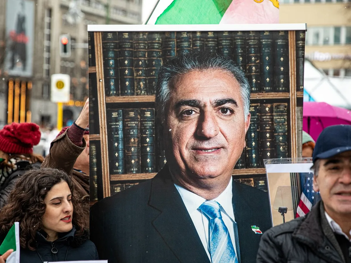 Susținători ai prințului moștenitor iranian exilat, Reza Pahlavi, participă la proteste la Paris și Berlin - Foto: Profimedia Images (imagine cu rol ilustrativ)