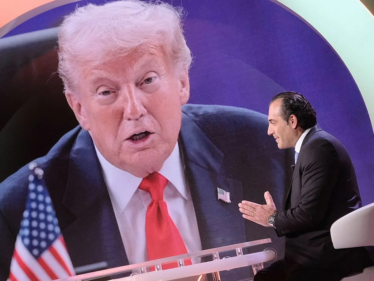 CEO-ul de la Stellantis, Antonio Filosa, invitat la RAI Uno, sub un wall imens cu Donald Trump - Foto: Profimedia Images