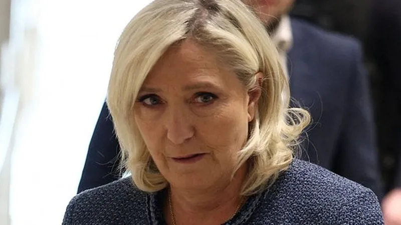 Președintele grupului parlamentar al partidului francez de extremă dreapta, Rassemblement National (RN), Marine Le Pen, și avocatul ei, Rodolphe Bosselut, sosesc la tribunalul din Paris, pentru verdictul procesului - Foto: Profimedia Images