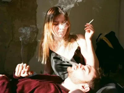 Cuplu fumând liniştit şi relaxându-se - Foto: Pexels/anait film