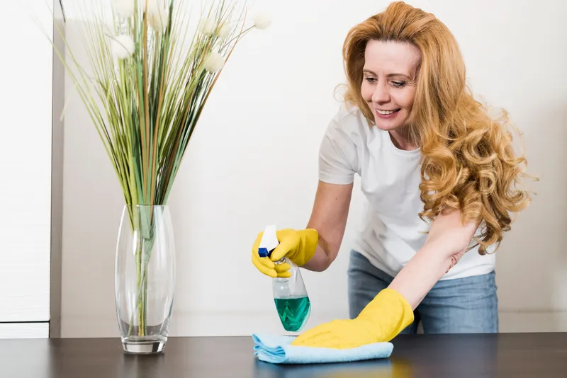 Suprafețe pe care să nu le ștergi niciodată cu șervețele de bucătărie. Le strică și lasă murdărie &icirc;n urmă - Foto: Freepik (Imagine cu rol ilustrativ)