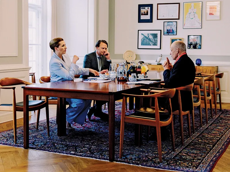 De la stânga, Frederiksen, consilierul strategic Peter Strauss Halsboe Jørgensen și Matthew Tostevin de la Newsweek