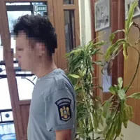 Un tânăr deghizat în jandarm, cu pistol și cătușe, prins la premierea Anei Bărbosu la Focșani - Foto: MAI