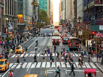 ÎN MIȘCARE Cercetările arată că ritmul zilnic mai rapid lasă puțin spațiu pentru întâlniri spontane, împingând interacțiunea socială către telefoane