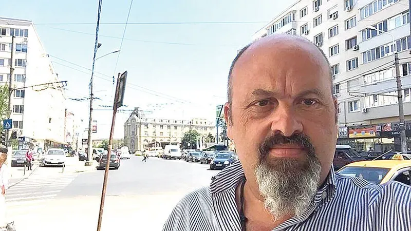 Paolo Gianlorenzo este un personaj care amestecă presa de șantaj cu afacerile și cu legăturile la nivel înalt