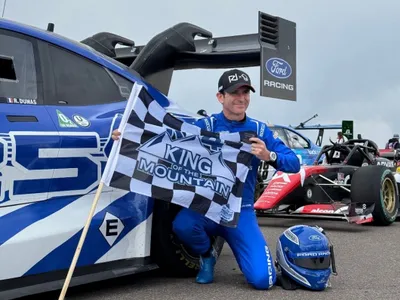 Pilotul francez Romain Dumas a câștigat „Cursa către nori” de la Pikes Peak 2026, la volanul unui prototip electric Ford Super Mustang Mach-E - Foto: Ford Racing