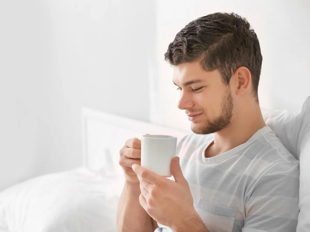 Bărbat care bea o cană de cafea - Foto: Freepik (Imagine cu rol ilustrativ)