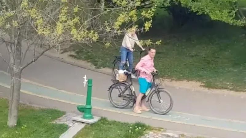 Robert Negoiță a ajuns în presa internațională după ce a fost prins la plimbare cu iubita sa, când restul oamenilor trebuiau să stea în casă. Sursa: Captură video