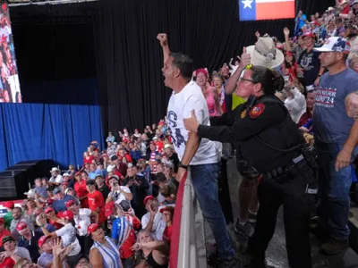Donald Trump, întrerupt de protestatari în timpul unui discurs în Texas. Reacția președintelui: „Plecați dracului de aici!”