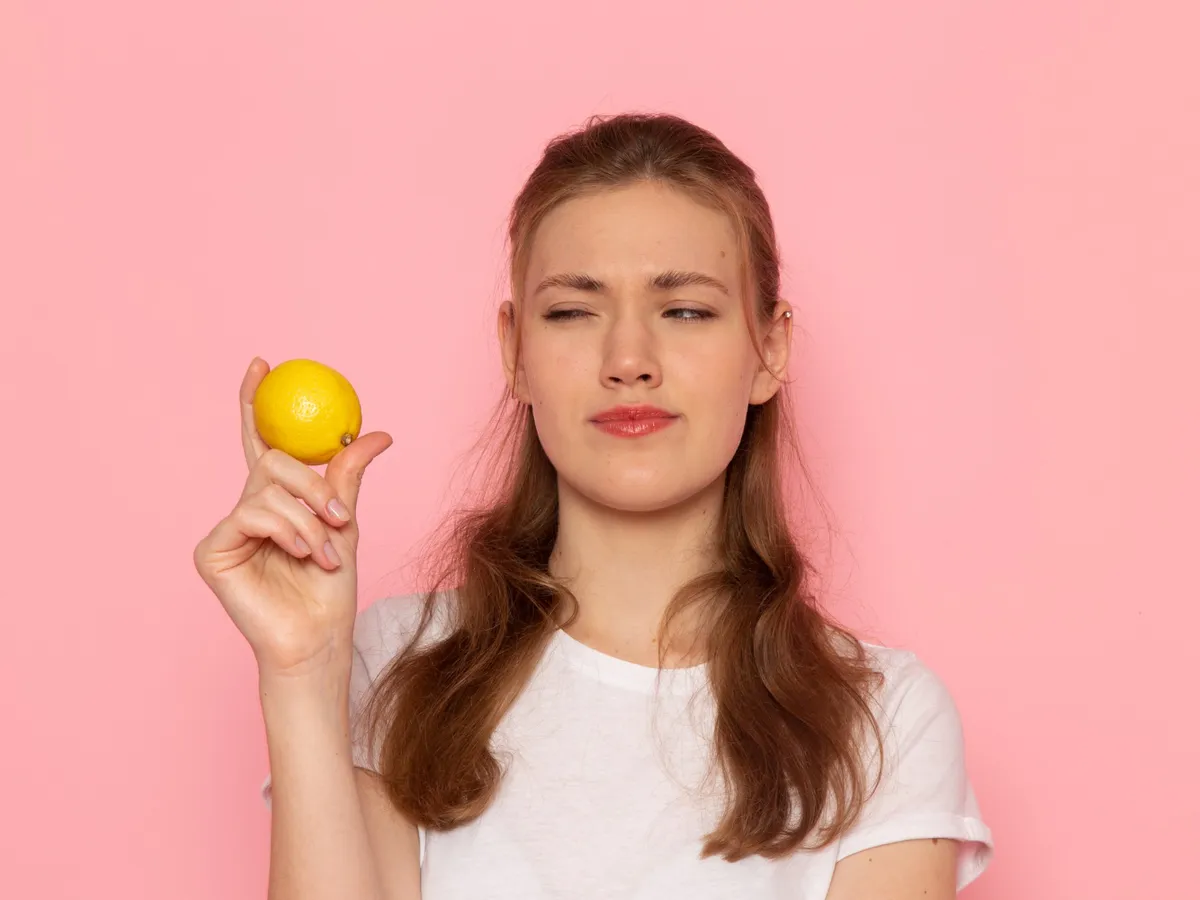 Femeie care ține o lămâie în mână - Foto: Freepik (Imagine cu rol ilustartiv)