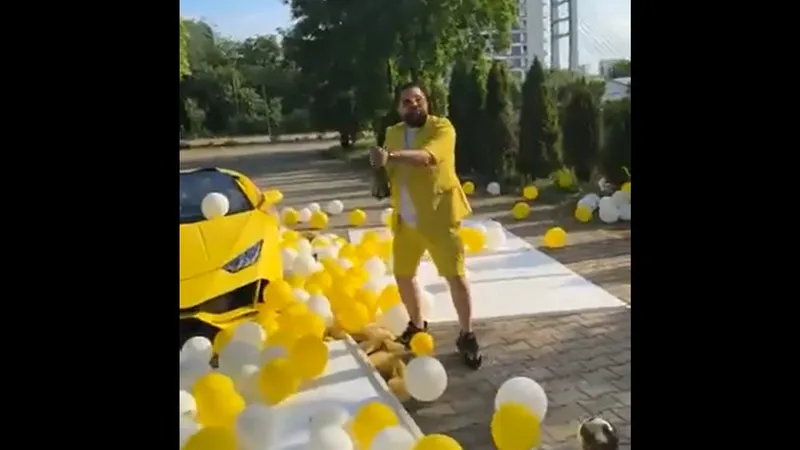 Tzancă Uraganu și-a luat Lamborghini de 300.000€ în pantaloni scurți - Foto: captură video