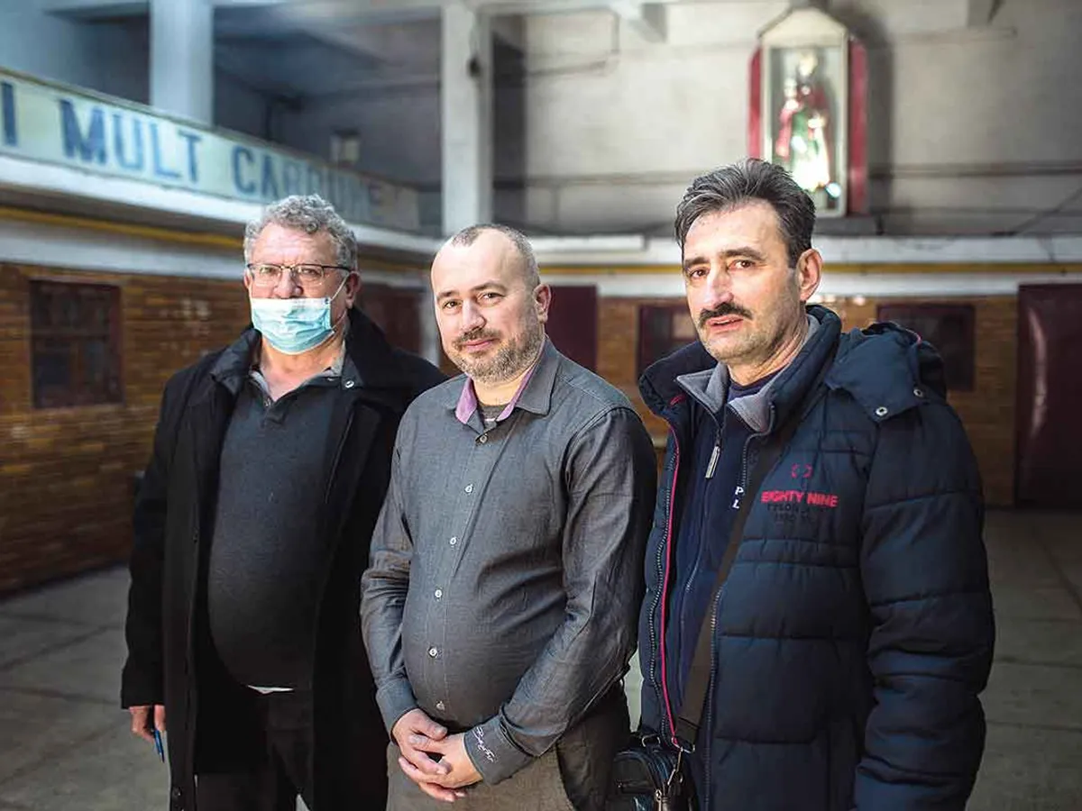 LIDERUL SINDICAL Constantin Crețan (stânga), directorul minei Vulcan, George Gheorghiu (mijloc) și fostul lider sindical, actualmente pensionar Victor Paria (dreapta), în sala de pontaj a minei Vulcan