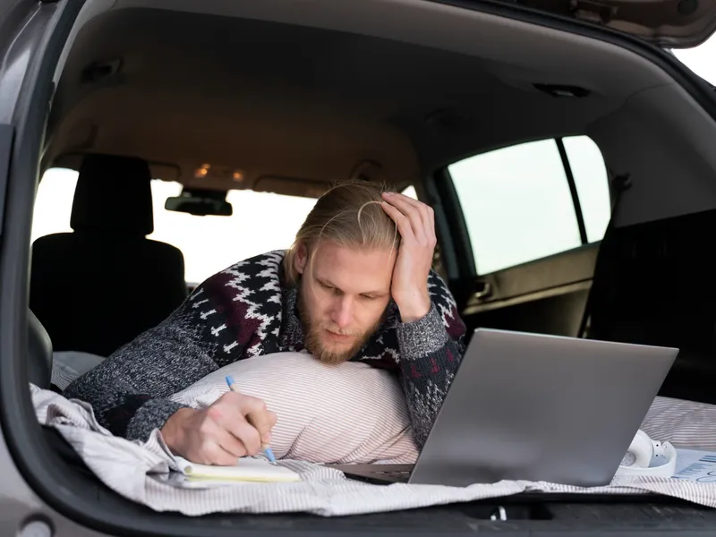 Un IT-st locuiește de 4 ani în mașină deși are o locuință. Câți bani economisește lunar? Foto: Freepik (fotografie cu caracter ilustrativ)