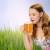 Femeie cu o halbă de bere blondă - Foto: Pixabay (cu rol ilustrativ)